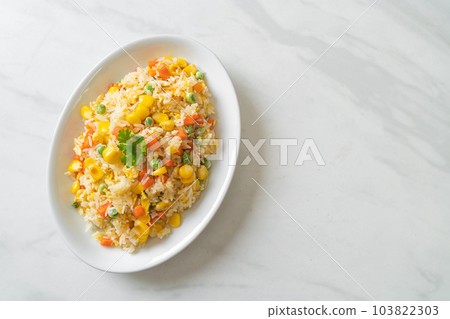 fried rice with mixed vegetable (carrot, green bean peas, corn) and egg 103822303