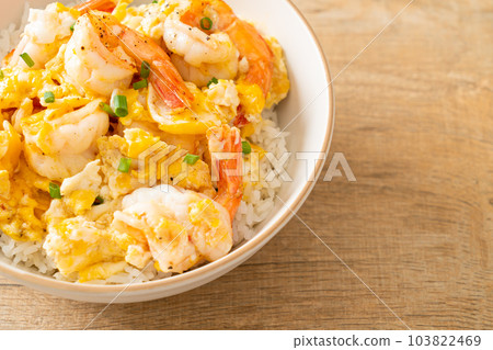 creamy omelet with shrimps rice bowl 103822469
