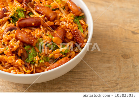 Stir-fried squid or octopus with Korean spicy sauce rice bowl Stir-fried squid or octopus with Korean spicy sauce rice bowl 103823033