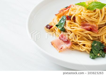 Stir-Fried Spaghetti With Dried Chili And Bacon 103823263