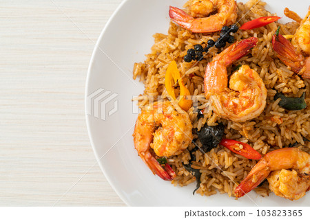 shrimps fried rice with herbs and spices 103823365