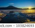 Hokkaido's winter scenery The frozen dawn of Lake Akan 103824693