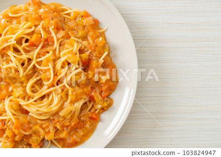 spaghetti pasta with creamy tomato sauce 103824947