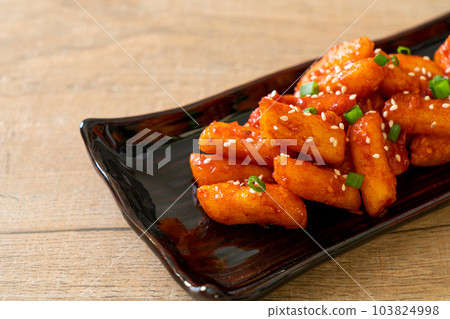 deep fried Korean rice cake (Tteokbokki) skewered with spicy sauce 103824998