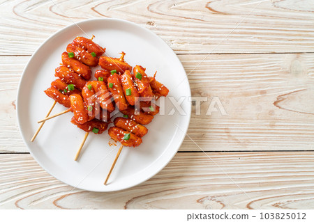 deep fried Korean rice cake (Tteokbokki) skewered with spicy sauce 103825012