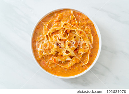 fettuccine pasta with creamy tomato sauce 103825078