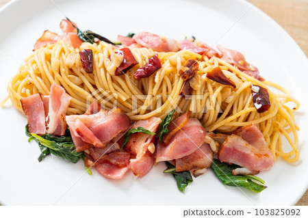 Stir-Fried Spaghetti With Dried Chili And Bacon 103825092