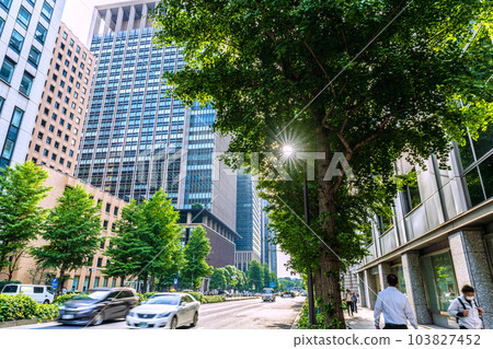轉為日本5級東京街景4個多星期...閃耀在新綠中的“大手町站前廣場”十字路口的建築物和光束=6月7日 103827452