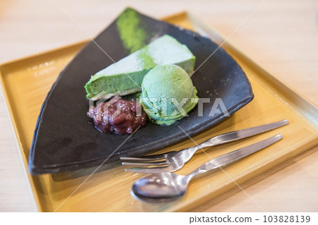 Matcha green tea ice cream with red bean paste and cake 103828139