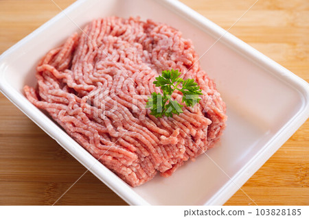 食物托盤中的碎豬肉 食物托盤中的碎豬肉 103828185