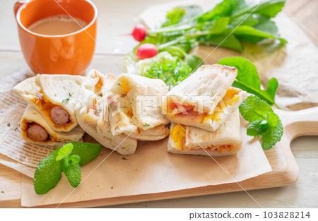 包裹三明治和咖啡 103828214