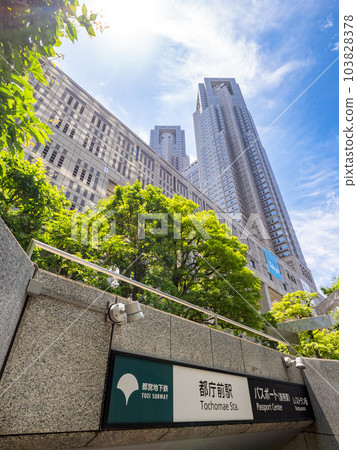 都營地鐵(東京都交通局)都廳前站地下入口站名顯示 都營地鐵(東京都交通局)都廳前站地下入口站名顯示 103828378