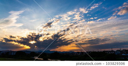 夏日夕陽河景 103829306