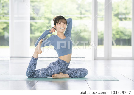 瑜伽女子鴿子姿勢 瑜伽女子鴿子姿勢 103829767