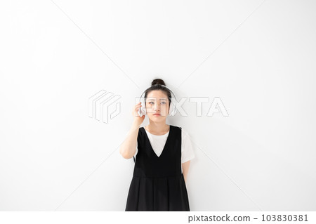 聽到與耳機的音樂的婦女 103830381