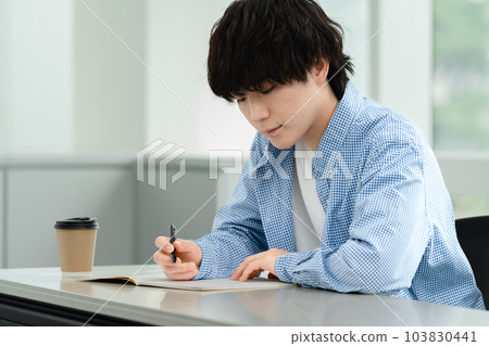 正在上課的年輕人 103830441