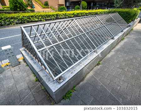 主要街道人行道部分設置的地下設施的通風口（通風口/通風孔） 103832015