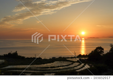 橙色日落天空中的日落和水稻梯田 橙色日落天空中的日落和水稻梯田 103832017