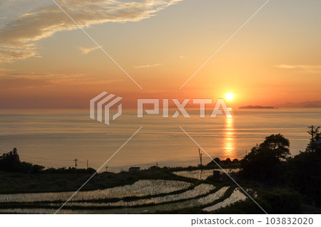 橙色日落天空中的日落和水稻梯田 橙色日落天空中的日落和水稻梯田 103832020