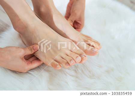 按摩腳的女性 按摩腳的女性 103835459