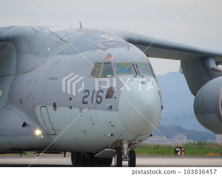 一架 C-2 運輸機在跑道上滑行的特寫鏡頭 103836457