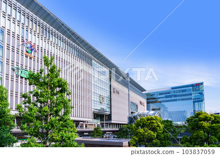 JR博多站是九州最大的終點站新幹線站[福岡縣福岡市街景] 103837059