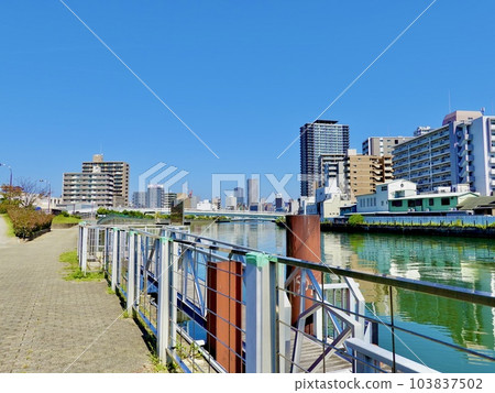 A view of the side of the pedestrian bridge in front of Osaka Dome from the port of Osaka Dome Chiyozaki on the Kizu River, Nishi Ward, Osaka City A view of the side of the pedestrian bridge in front of Osaka Dome from the port of Osaka Dome Chiyozaki on the Kizu River, Nishi Ward, Osaka City 103837502