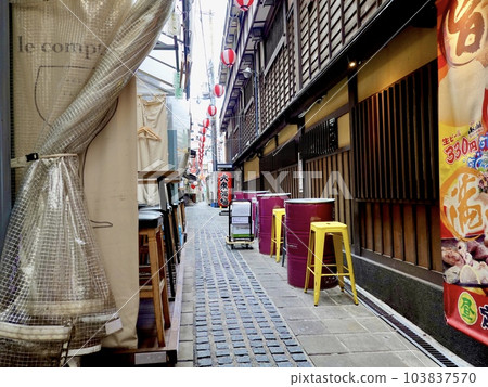 從大阪市北區曾根崎八天神街眺望胡同 從大阪市北區曾根崎八天神街眺望胡同 103837570