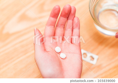 Taking medicine [ Image of taking medicine ] 103839000
