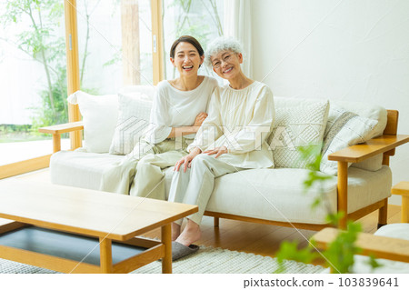 客廳家庭中高級婦女 客廳家庭中高級婦女 103839641