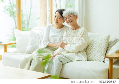 客廳家庭中高級婦女 客廳家庭中高級婦女 103839642