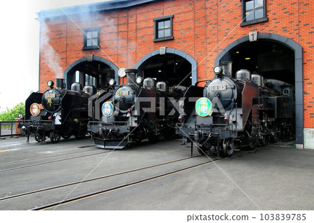 A miraculous view ♪ Majesty of 3 steam locomotives of the same type... 3 steam locomotive Taiju lined up in a fan-shaped locomotive 103839785