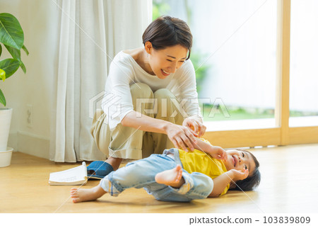 客廳裡的親子』 103839809