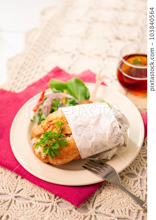 Sandwich lunch at a stylish cafe 103840564