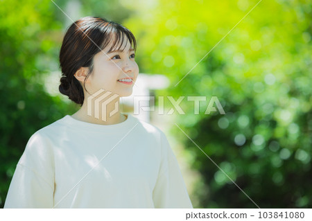 一個女人在公園裡 一個女人在公園裡 103841080