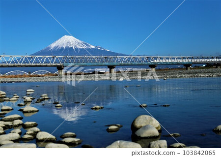 從富士川看到的美麗富士山,倒置富士山和新幹線 從富士川看到的美麗富士山,倒置富士山和新幹線 103842065
