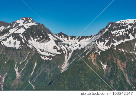 殘留積雪的淨念山山頂的景色 103842147