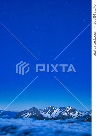 殘留積雪的淨念山山頂的景色 殘留積雪的淨念山山頂的景色 103842170