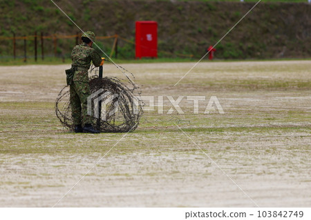 Self-Defense Forces personnel putting up barbed wire 103842749