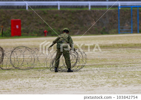 Self-Defense Forces personnel putting up barbed wire 103842754