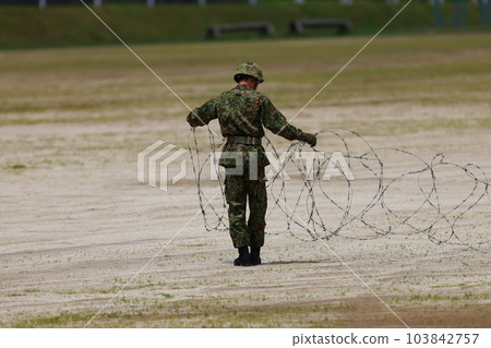 自衛隊人員豎起帶刺鐵絲網 自衛隊人員豎起帶刺鐵絲網 103842757