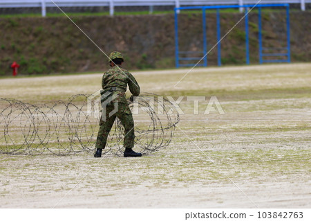 自衛隊人員豎起帶刺鐵絲網 103842763