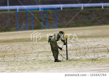 自衛隊人員豎起帶刺鐵絲網 自衛隊人員豎起帶刺鐵絲網 103842764