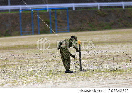 Self-Defense Forces personnel putting up barbed wire 103842765