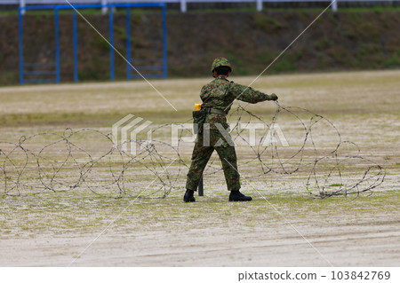 Self-Defense Forces personnel putting up barbed wire 103842769