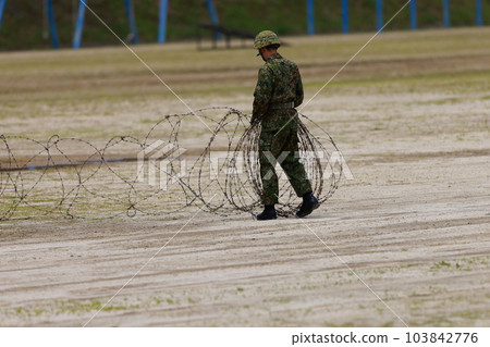 自衛隊人員豎起帶刺鐵絲網 自衛隊人員豎起帶刺鐵絲網 103842776