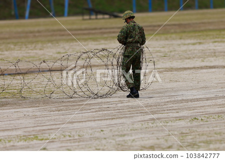 自衛隊人員豎起帶刺鐵絲網 自衛隊人員豎起帶刺鐵絲網 103842777
