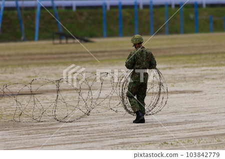 自衛隊人員豎起帶刺鐵絲網 103842779