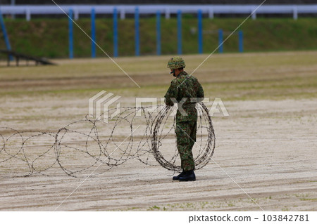 自衛隊人員豎起帶刺鐵絲網 103842781