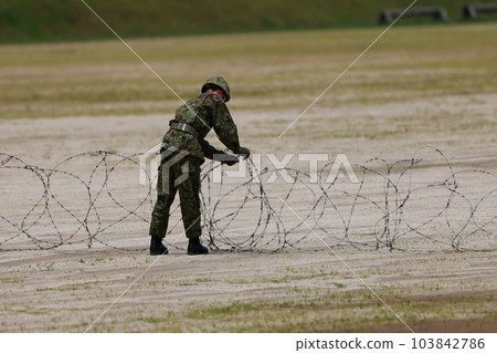 自衛隊人員豎起帶刺鐵絲網 自衛隊人員豎起帶刺鐵絲網 103842786